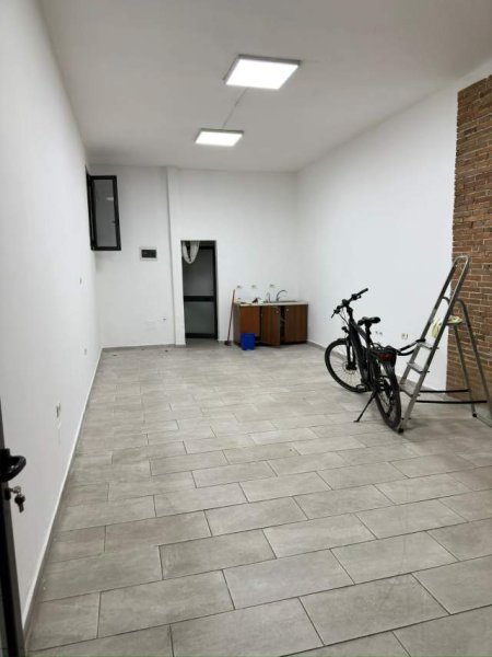 Tirane, jepet me qera dyqan Kati 0, 44 m² 45.000 Leke