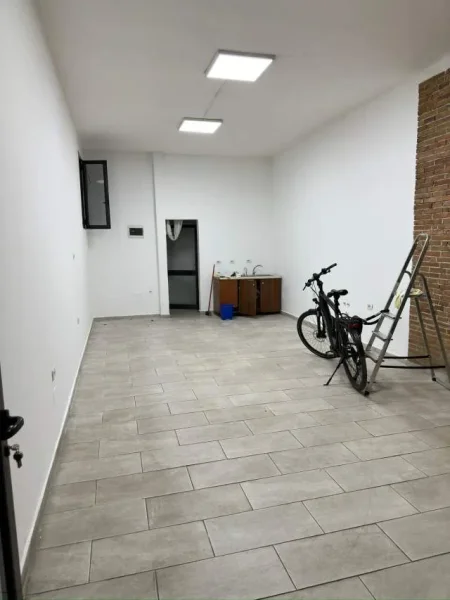 Tirane, jepet me qera dyqan Kati 0, 44 m² 45.000 Leke