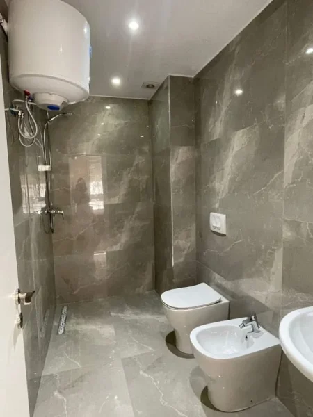 Tirane, jepet me qera apartament 2+1+BLK Kati 3, 105 m² 700  (Rruga Don Bosko)