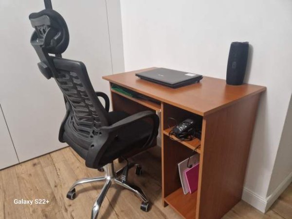 Tirane, Shes tavoline per kompjuter edhe karrige profesionale 100 Euro