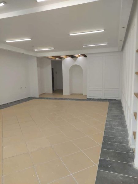 Tirane, jepet me qera zyre Kati 3, 98 m² 600 Euro (PAZARI I RI)