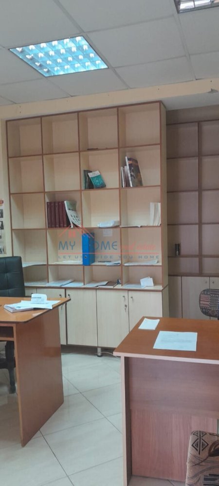 Tirane, jepet me qera zyre Kati 1, 30 m² 450 Euro (Ministris se Drejtesis)