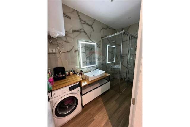 Tirane, jepet me qera apartament 1+1 75 m² 700 Euro