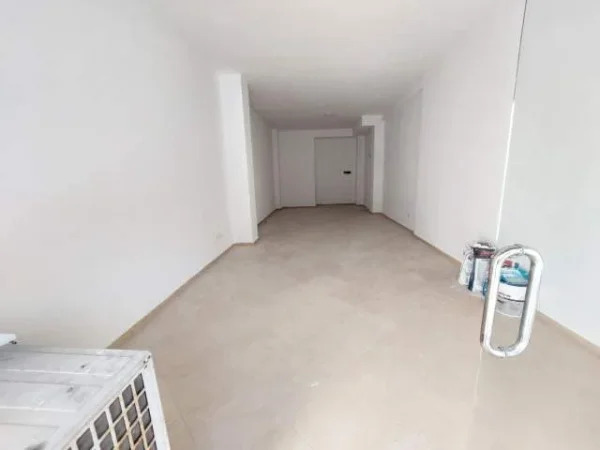 Durres, jap me qera ambjent biznesi Kati 0, 61 m² 300 Euro (Prane Gjykates, Durres)