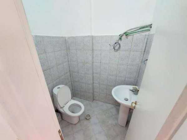 Durres, jap me qera ambjent biznesi Kati 0, 61 m² 350 Euro (Prane Gjykates, Durres)