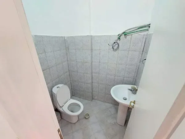 Durres, jap me qera ambjent biznesi Kati 0, 61 m² 300 Euro (Prane Gjykates, Durres)