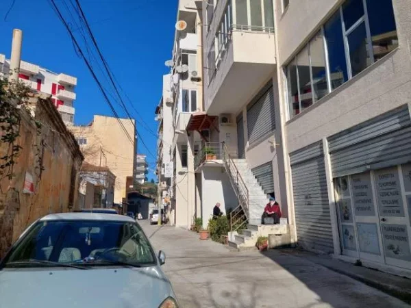 Durres, jap me qera ambjent biznesi Kati 0, 61 m² 300 Euro (Prane Gjykates, Durres)