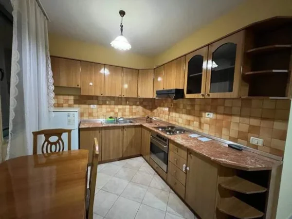 Tirane, jepet me qera apartament 1+1+BLK Kati 5, 75 m² 45.000 Leke (rruga hoxha tahsim ,te farmacia 5)