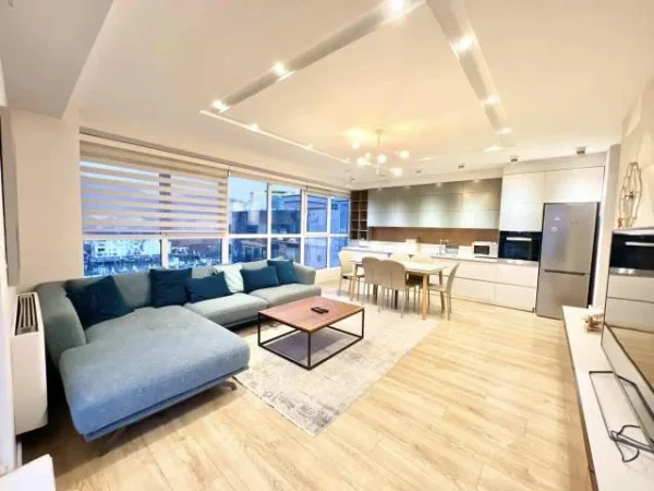 Tirane, shitet apartament 120 m²