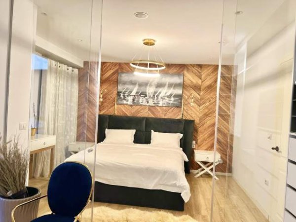 Tirane, shitet apartament 120 m²