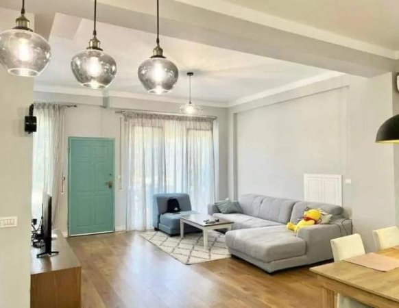 Tirane, shitet apartament 2+1 120 m²