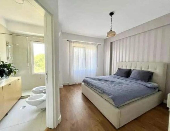 Tirane, shitet apartament 2+1 120 m²