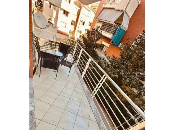 Tirane, jepet me qera apartament 1+1+BLK 55 m² 550 Euro