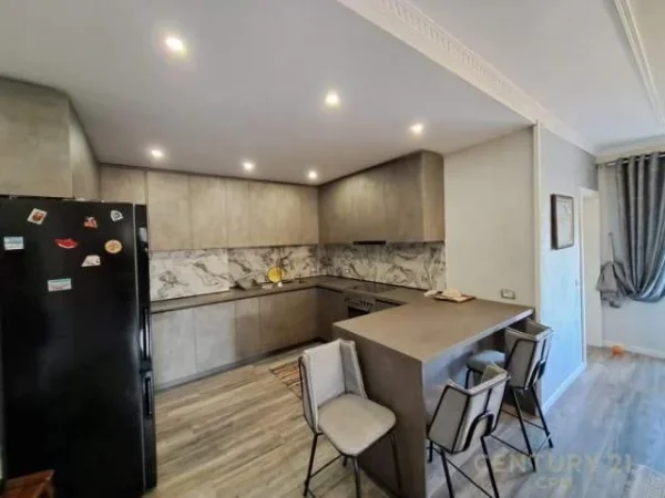 Tirane, jepet me qera apartament 110 m² 800 Euro (mine peza)