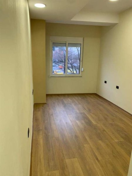 Tirane, jepet me qera ambjent biznesi Kati 2, 21 m² 260  (Rruga Bardhyl)