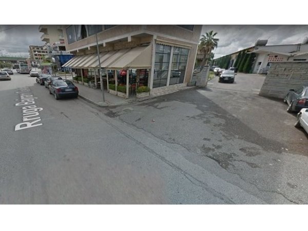 Jepet me qira ambjent biznesi / magazinimi rreth 600 m2 me 2.5 Euro/m2 (Lagjia 14, Rruga Dituria (ish-UMB), Shkozet)