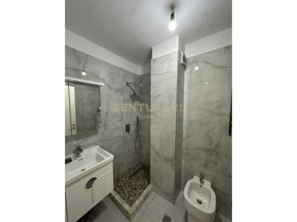 Tirane, jepet me qera apartament 2+1+BLK 100 m² 800 Euro