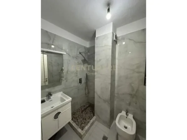 Tirane, jepet me qera apartament 2+1+BLK 100 m² 800 Euro