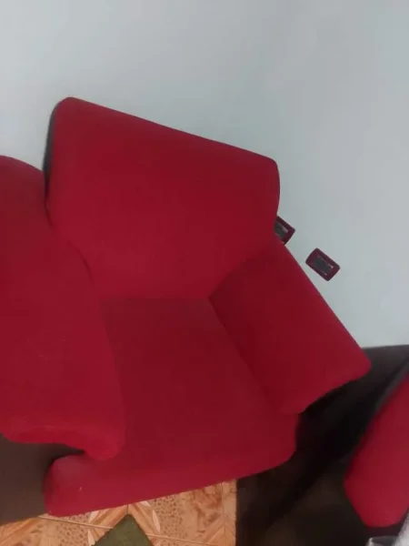 Tirane, Shes dy kolltuke dhe nje divan dysh 15.000 Leke