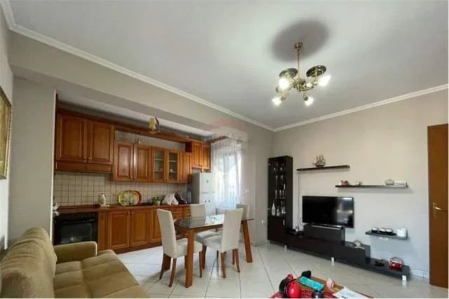 Tirane, jepet me qera apartament 3+1 Kati 9, 107 m² 650 Euro (Rruga e Durresit)