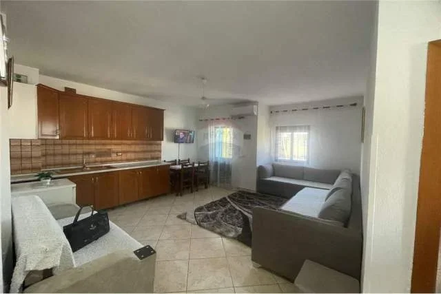 Tirane, jepet me qera apartament 1+1 Kati 2, 70 m² 300 Euro (Shkolla e Bashkuar)