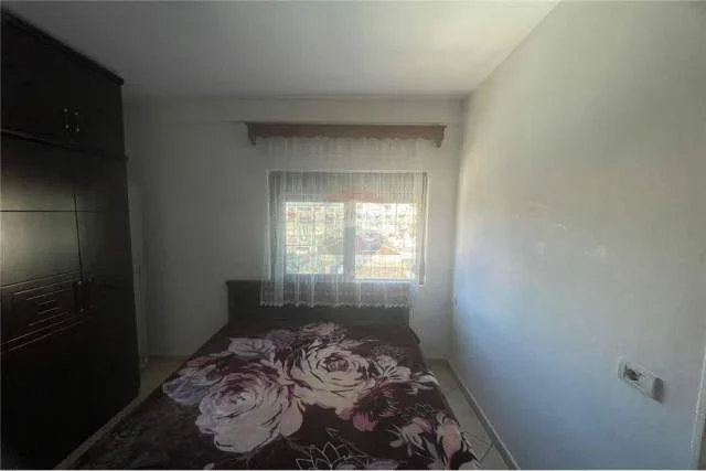 Tirane, jepet me qera apartament 1+1 Kati 2, 70 m² 300 Euro (Shkolla e Bashkuar)