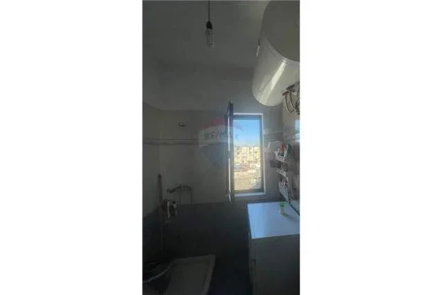 Tirane, jepet me qera apartament 1+1 Kati 2, 70 m² 300 Euro (Shkolla e Bashkuar)