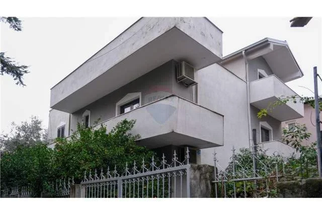 Tirane, jepet me qera Vile 3 Katshe Kati 3, 221 m² 2.200 Euro (Don Bosko)