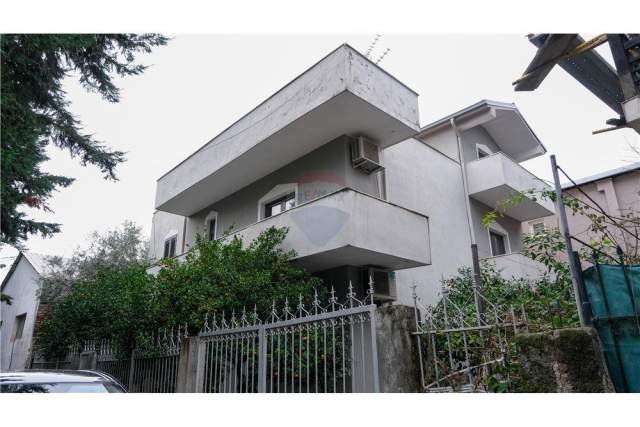 Tirane, jepet me qera Vile 3 Katshe Kati 3, 221 m² 2.200 Euro (Don Bosko)