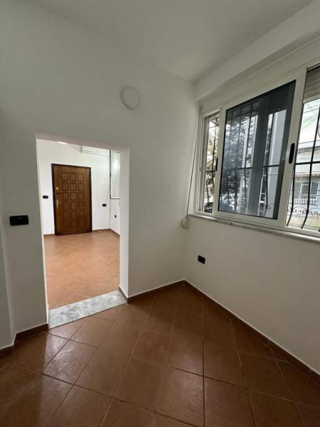 Tirane, jepet me qera zyre Kati 1, 25 m² 35.000 Leke (prane Gardes)