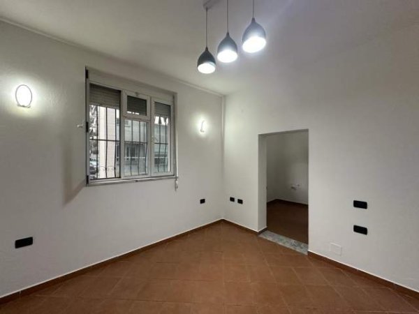 Tirane, jepet me qera zyre Kati 1, 25 m² 35.000 Leke (prane Gardes)