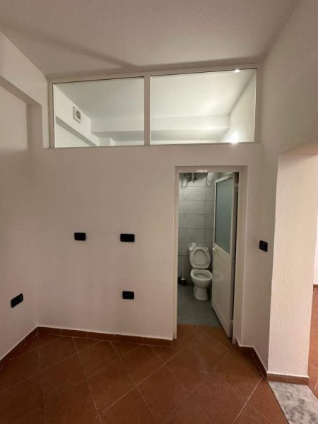 Tirane, jepet me qera zyre Kati 1, 25 m² 35.000 Leke (prane Gardes)