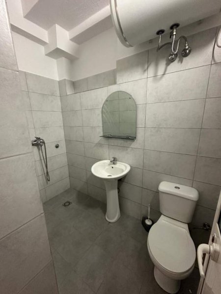 Tirane, jepet me qera zyre Kati 1, 25 m² 35.000 Leke (prane Gardes)