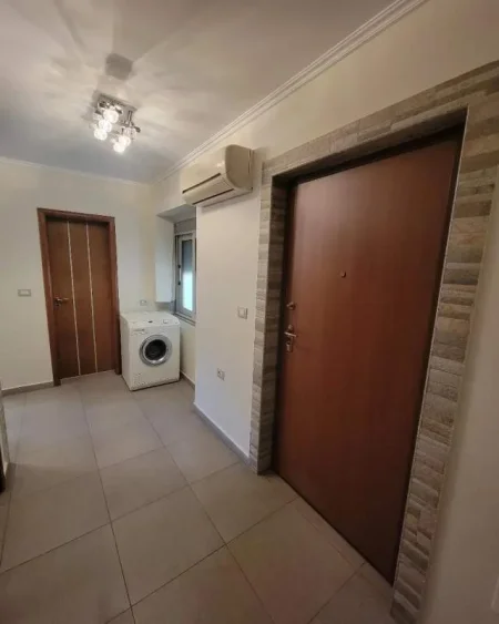 Tirane, jepet me qera apartament 1+1+BLK Kati 4, 60 m² 500 Euro (Brryli)
