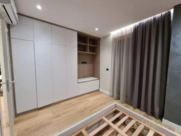 Tirane, jepet me qera apartament 1+1 Kati 3, 83 m²  (ZOGU I ZI)