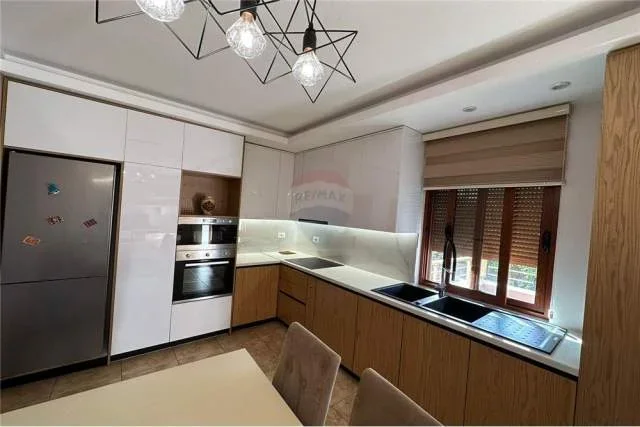 Apartamenti ne katin e 1 te nje Vile ne zonen e Selites 2+1+BLK, 105 m² 400 Euro