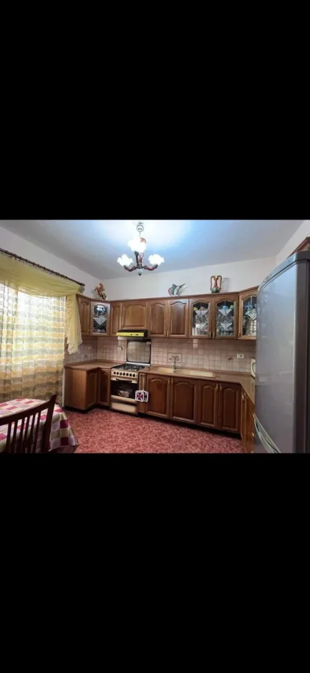 Tirane, jepet me qera apartament 2+1 Kati 1, 120 m² 40.000 Leke (Laprake)