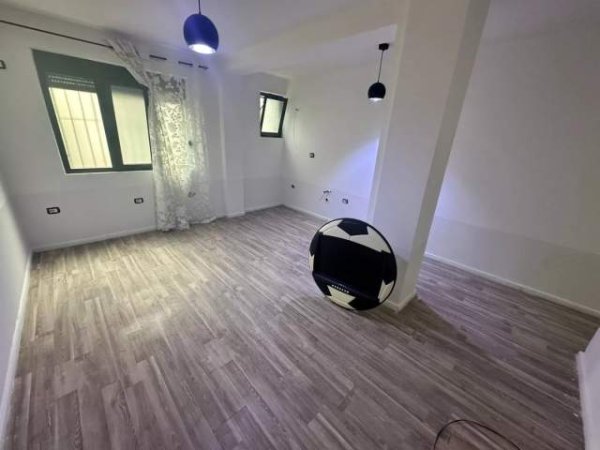 Tirane, jepet me qera zyre Kati 0, 70 m² 40.000 Leke (21 Dhjetori)