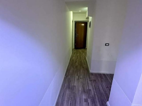 Tirane, jepet me qera zyre Kati 0, 70 m² 40.000 Leke (21 Dhjetori)