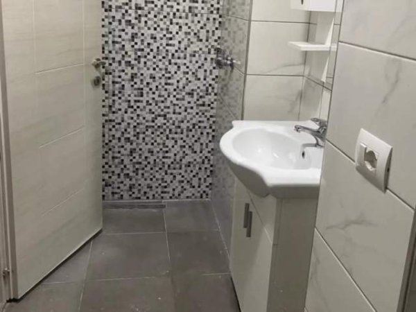 Tirane, jepet me qera zyre Kati 0, 70 m² 40.000 Leke (21 Dhjetori)