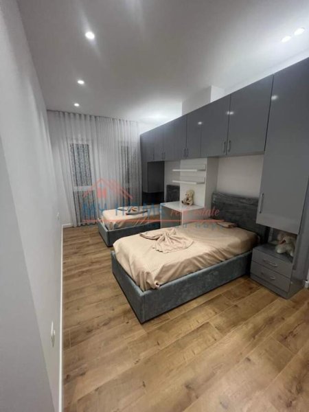 Tirane, jepet me qera apartament 2+1+BLK Kati 4, 174 m² 900 Euro (Emerald Center)