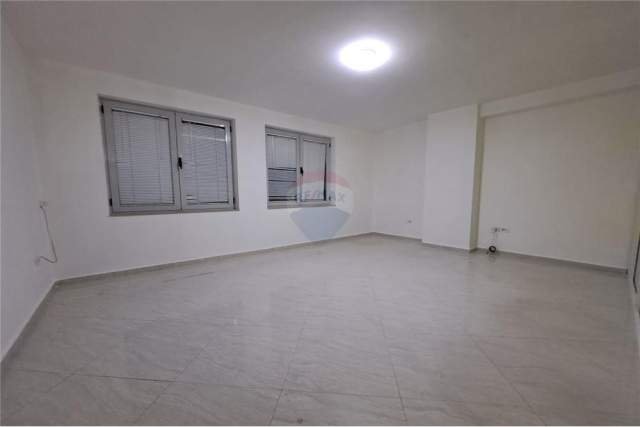 Tirane, jepet me qera zyre 113 m² 1.300 Euro (Qender)