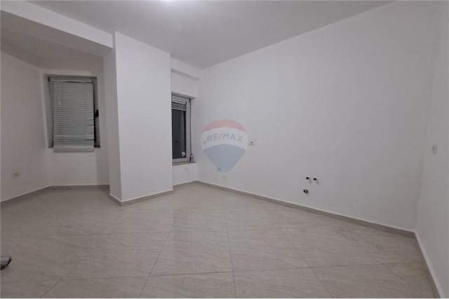 Tirane, jepet me qera zyre 113 m² 1.300 Euro (Qender)