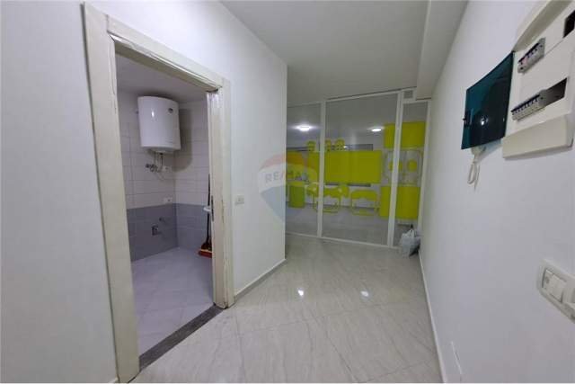 Tirane, jepet me qera zyre 113 m² 1.300 Euro (Qender)