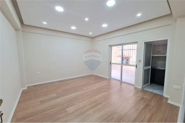 Tirane, jepet me qera zyre Kati 1, 90 m² 850 Euro (Libri Universitar)