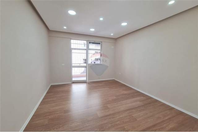 Tirane, jepet me qera zyre Kati 1, 90 m² 850 Euro (Libri Universitar)