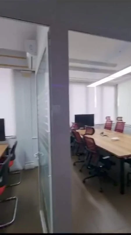 Tirane, jepet me qera zyre Kati 5, 250 m² 2.000 Euro (ish restorant durresi)