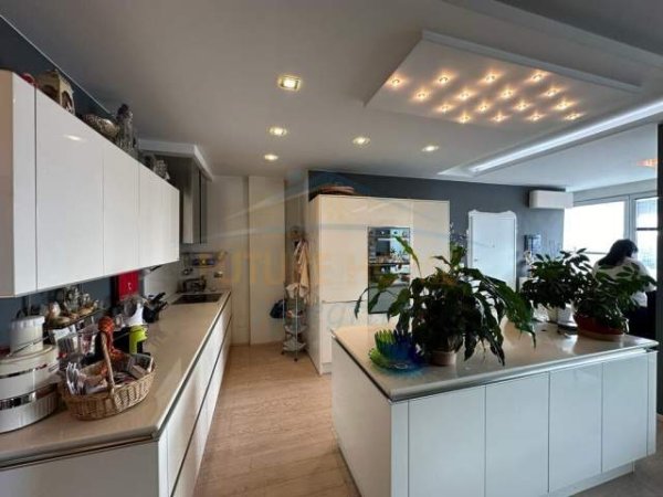Tirane, jepet me qera apartament 2+1 Kati 11, 130 m² 1.100 Euro (Bulevardi Zogu I)