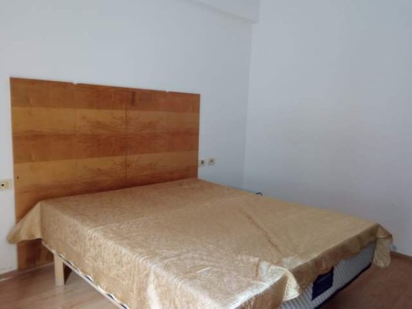 Tirane, jepet me qera apartament 2+1 Kati 3, 450 Euro (ish Stacioni i Trenit)