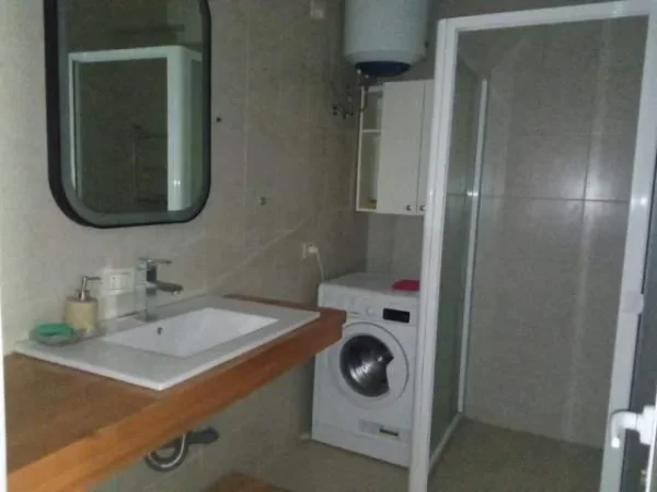 Tirane, jepet me qera apartament 2+1 Kati 3, 450 Euro (ish Stacioni i Trenit)